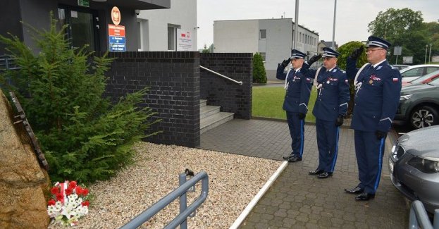 Święto Policji to dzień szczególny dla funkcjonariuszy. To czas awansów, nominacji, odznaczeń oraz podziękowań zarówno dla samych policjantów i pracowników Policji, jak i tych, z którymi, na co dzień współpracują. Gostyńskie obchody 105. rocznicy powołania Policji Państwowej odbyły się 22 lipca w Liceum Ogólnokształcącym w Gostyniu. W uroczystościach uczestniczył Sekretarz Stanu w Ministerstwie Spraw Wewnętrznych i Administracji Wiesław Szczepański, Poseł na Sejm RP Jan Dziedziczak, I Zastępca Komendanta Wojewódzkiego Policji w Poznaniu insp. Sławomir Piekut, przedstawiciele władz samorządowych oraz instytucji współpracujących z Policją, przedstawiciele związków zawodowych, funkcjonariusze i pracownicy cywilni, a także emerytowani funkcjonariusze