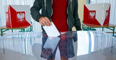 Nawrocki z większym poparciem najmłodszych, seniorzy najbardziej podzieleni